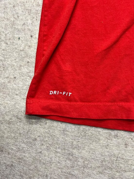 Nike Dri-Fit The Nike Tee Red Philadelphia 76ers Short Sleeve T-shirt Small - Picture 4 of 9